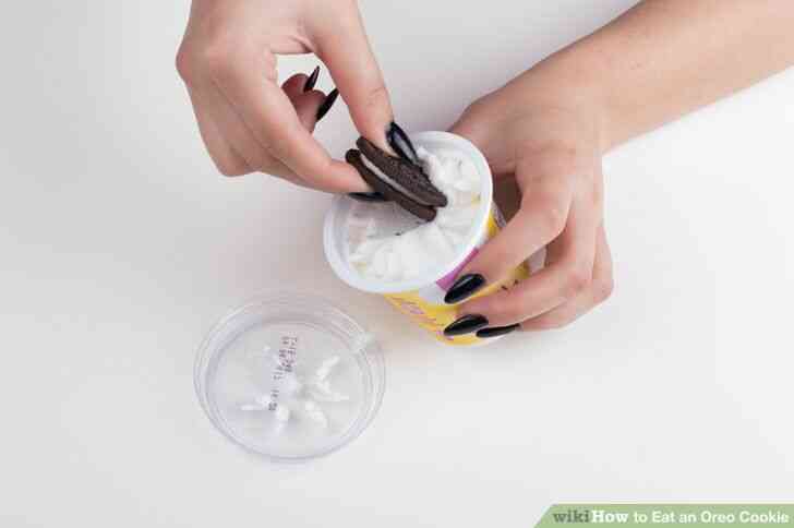 Image intitulée Manger un Biscuit Oreo Étape 7